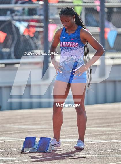 Thumbnail 1 in Panther Relays (400M) photogallery.
