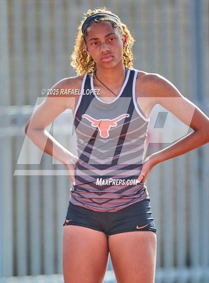 Thumbnail 2 in Panther Relays (400M) photogallery.
