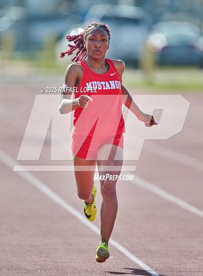 Thumbnail 2 in Panther Relays (400M) photogallery.
