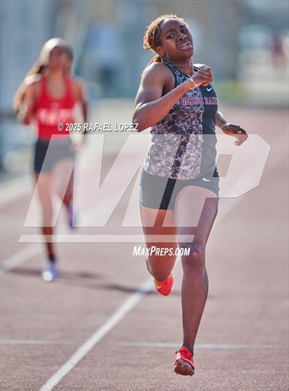 Thumbnail 2 in Panther Relays (400M) photogallery.