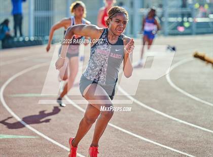 Thumbnail 1 in Panther Relays (400M) photogallery.