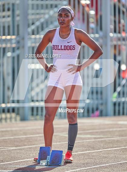 Thumbnail 2 in Panther Relays (400M) photogallery.