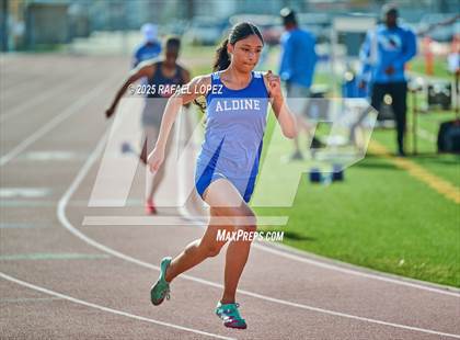 Thumbnail 1 in Panther Relays (400M) photogallery.
