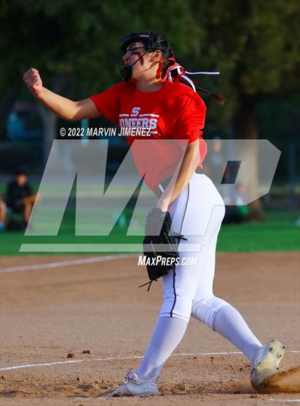 Thumbnail 3 in Royal vs. Simi High photogallery.