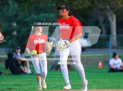 Thumbnail 3 in Royal vs. Simi High photogallery.