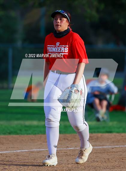 Thumbnail 1 in Royal vs. Simi High photogallery.