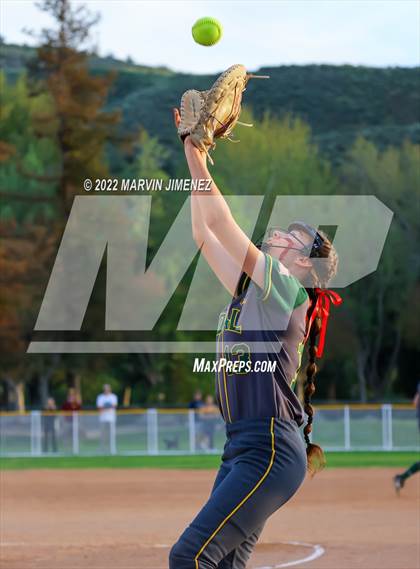 Thumbnail 3 in Royal vs. Simi High photogallery.
