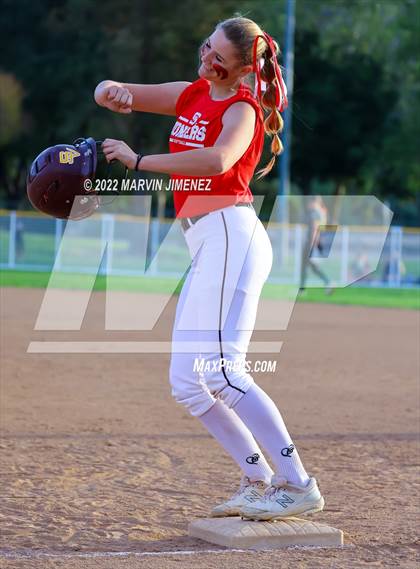Thumbnail 1 in Royal vs. Simi High photogallery.