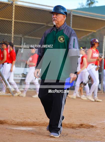 Thumbnail 1 in Royal vs. Simi High photogallery.