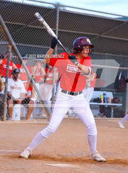 Thumbnail 1 in Royal vs. Simi High photogallery.