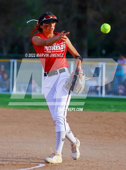 Thumbnail 2 in Royal vs. Simi High photogallery.