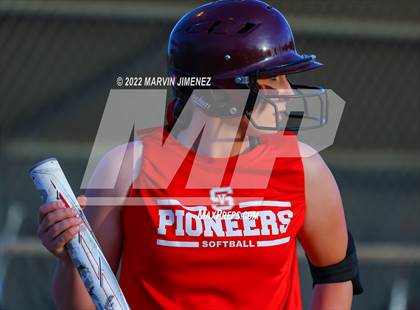 Thumbnail 2 in Royal vs. Simi High photogallery.