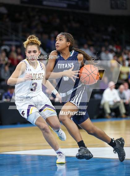 Thumbnail 2 in Lee's Summit West vs. Blue Springs (MSHSAA Class 5 Sectional) photogallery.