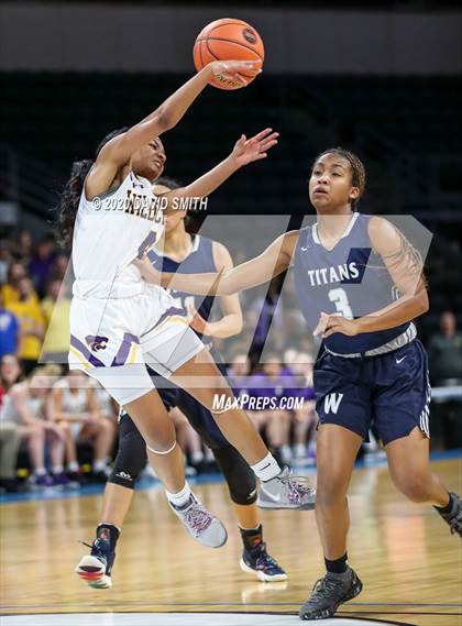 Thumbnail 3 in Lee's Summit West vs. Blue Springs (MSHSAA Class 5 Sectional) photogallery.