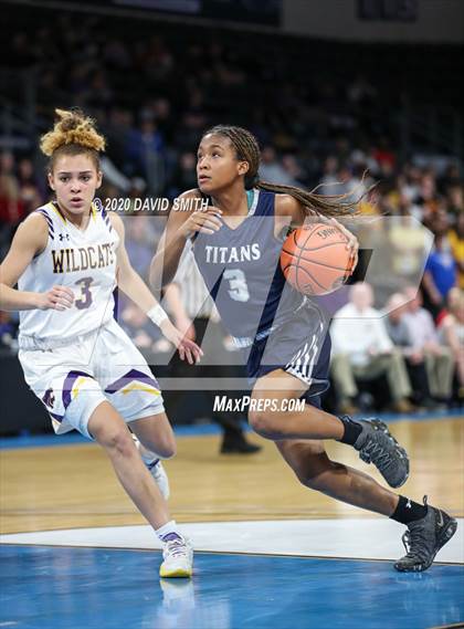 Thumbnail 1 in Lee's Summit West vs. Blue Springs (MSHSAA Class 5 Sectional) photogallery.