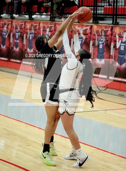 Thumbnail 3 in Lamar vs Guyer (UIL 6A Area Playoffs Division 2) photogallery.