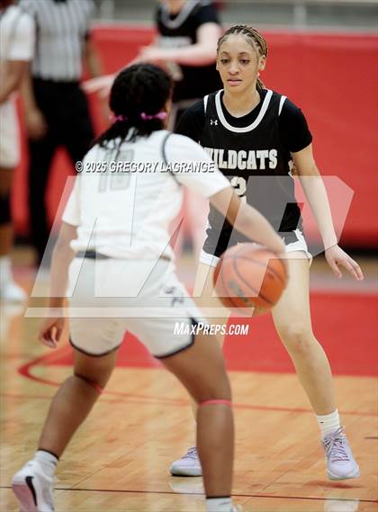 Thumbnail 3 in Lamar vs Guyer (UIL 6A Area Playoffs Division 2) photogallery.