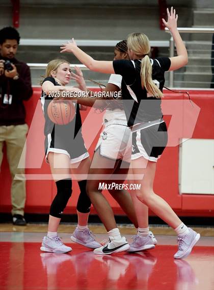 Thumbnail 2 in Lamar vs Guyer (UIL 6A Area Playoffs Division 2) photogallery.
