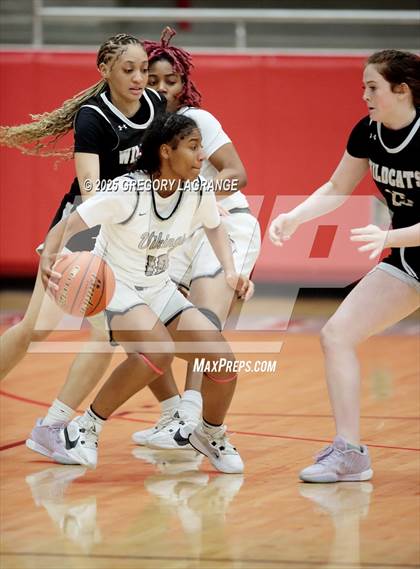 Thumbnail 1 in Lamar vs Guyer (UIL 6A Area Playoffs Division 2) photogallery.