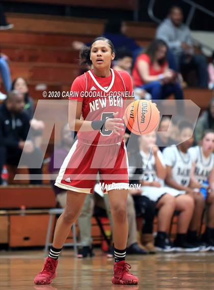 Thumbnail 3 in New Bern vs. Havelock (Toyota of New Bern Craven County Holiday Hoops Tournament) photogallery.