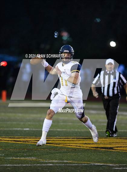 Thumbnail 2 in Victor @ McQuaid Jesuit (NYSPHSAA Section 5 Class AA Football Final) photogallery.