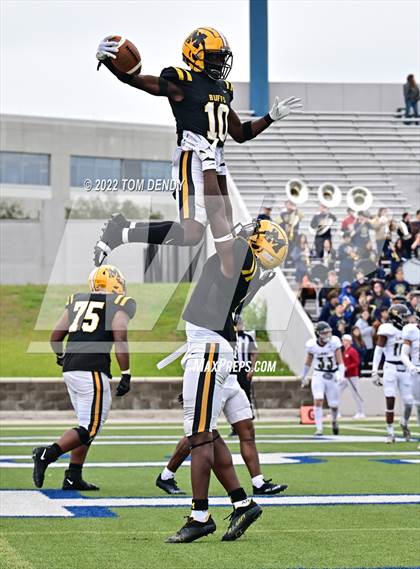 Thumbnail 2 in Fort Bend Marshall vs. Lake Creek (UIL 5A Regional Semifinal) photogallery.