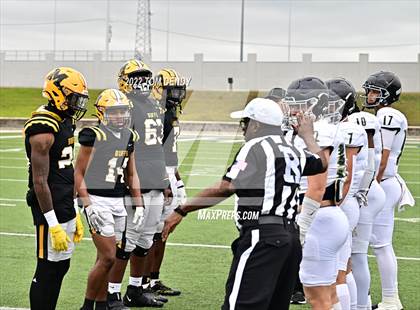 Thumbnail 1 in Fort Bend Marshall vs. Lake Creek (UIL 5A Regional Semifinal) photogallery.