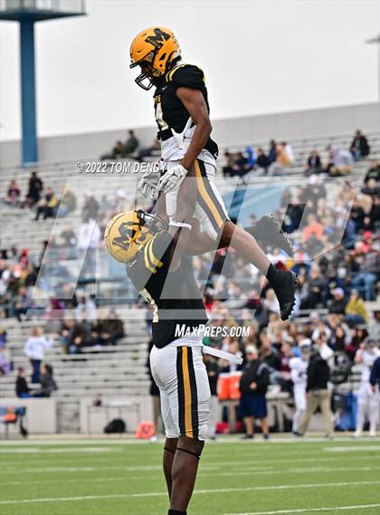 Thumbnail 2 in Fort Bend Marshall vs. Lake Creek (UIL 5A Regional Semifinal) photogallery.