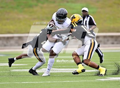 Thumbnail 3 in Fort Bend Marshall vs. Lake Creek (UIL 5A Regional Semifinal) photogallery.