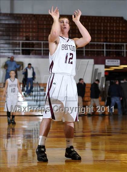 Thumbnail 3 in Benton v. Okawville (Benton Invitational Tournament) photogallery.