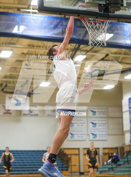 Thumbnail 2 in Mountain View vs. Westlake (Eagle Holiday Shootout) photogallery.