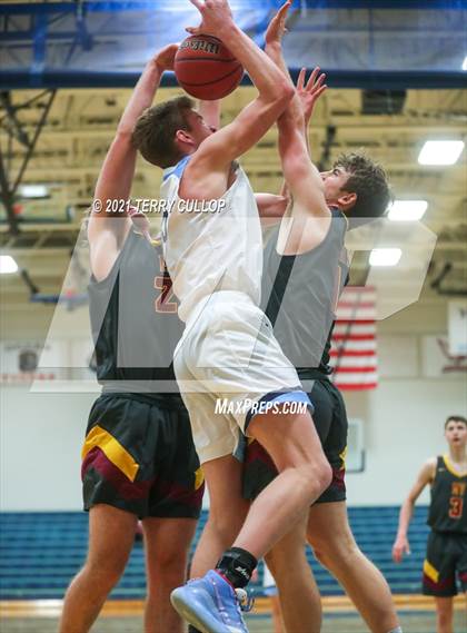Thumbnail 2 in Mountain View vs. Westlake (Eagle Holiday Shootout) photogallery.