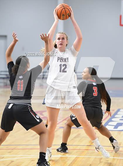 Thumbnail 2 in Folsom vs. Perry (Nike Tournament of Champions) - Joe Smith Division Championship photogallery.