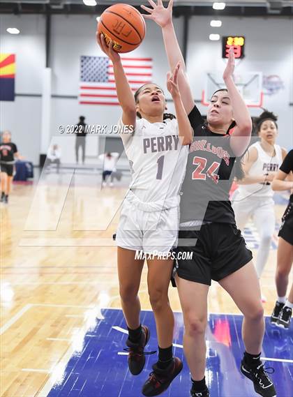 Thumbnail 2 in Folsom vs. Perry (Nike Tournament of Champions) - Joe Smith Division Championship photogallery.