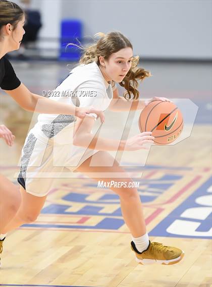 Thumbnail 2 in Folsom vs. Perry (Nike Tournament of Champions) - Joe Smith Division Championship photogallery.