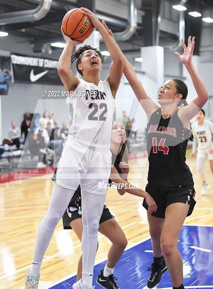Thumbnail 2 in Folsom vs. Perry (Nike Tournament of Champions) - Joe Smith Division Championship photogallery.