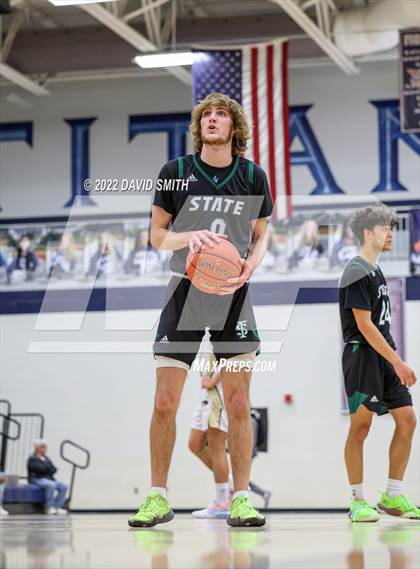 Thumbnail 2 in Lee's Summit vs Lawrence Free State - 810 Varsity Showcase photogallery.