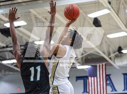 Thumbnail 1 in Lee's Summit vs Lawrence Free State - 810 Varsity Showcase photogallery.