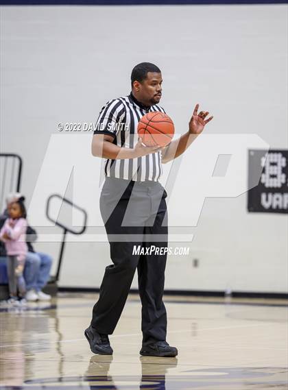 Thumbnail 1 in Lee's Summit vs Lawrence Free State - 810 Varsity Showcase photogallery.