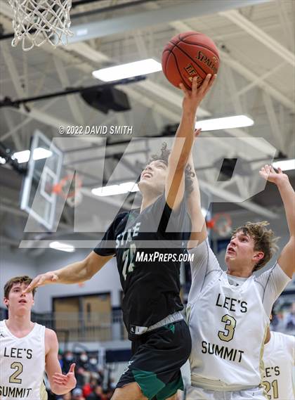 Thumbnail 1 in Lee's Summit vs Lawrence Free State - 810 Varsity Showcase photogallery.