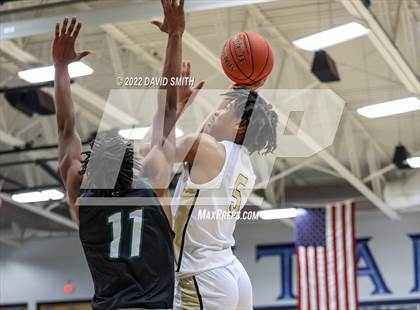 Thumbnail 3 in Lee's Summit vs Lawrence Free State - 810 Varsity Showcase photogallery.