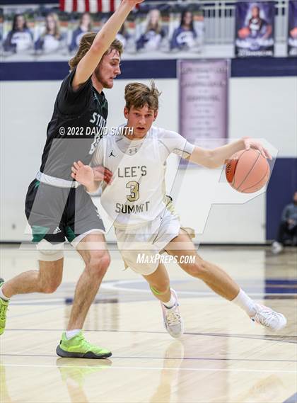 Thumbnail 3 in Lee's Summit vs Lawrence Free State - 810 Varsity Showcase photogallery.