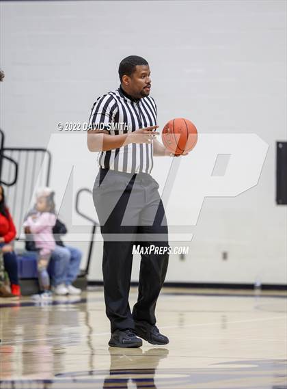 Thumbnail 3 in Lee's Summit vs Lawrence Free State - 810 Varsity Showcase photogallery.