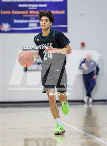 Thumbnail 1 in Lee's Summit vs Lawrence Free State - 810 Varsity Showcase photogallery.