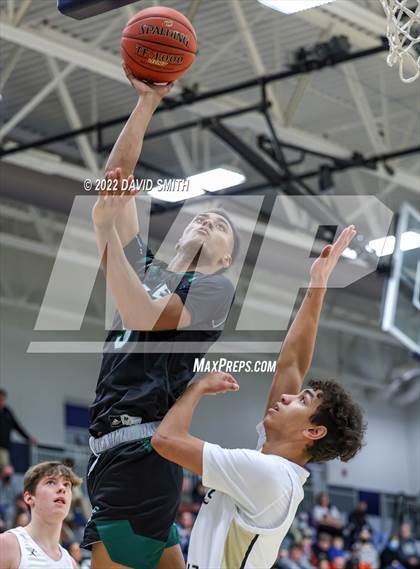Thumbnail 3 in Lee's Summit vs Lawrence Free State - 810 Varsity Showcase photogallery.
