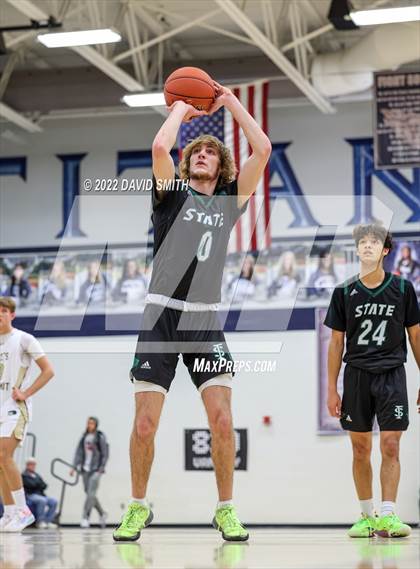 Thumbnail 3 in Lee's Summit vs Lawrence Free State - 810 Varsity Showcase photogallery.