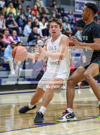 Thumbnail 1 in Lee's Summit vs Lawrence Free State - 810 Varsity Showcase photogallery.