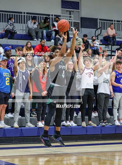 Thumbnail 1 in Lee's Summit vs Lawrence Free State - 810 Varsity Showcase photogallery.