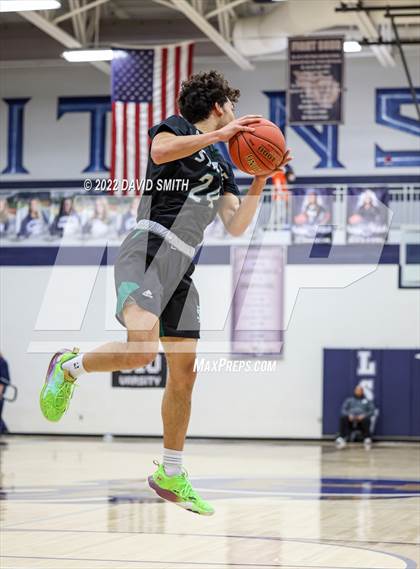 Thumbnail 1 in Lee's Summit vs Lawrence Free State - 810 Varsity Showcase photogallery.