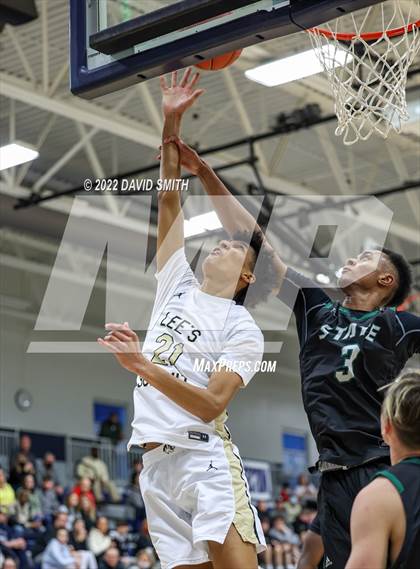 Thumbnail 1 in Lee's Summit vs Lawrence Free State - 810 Varsity Showcase photogallery.